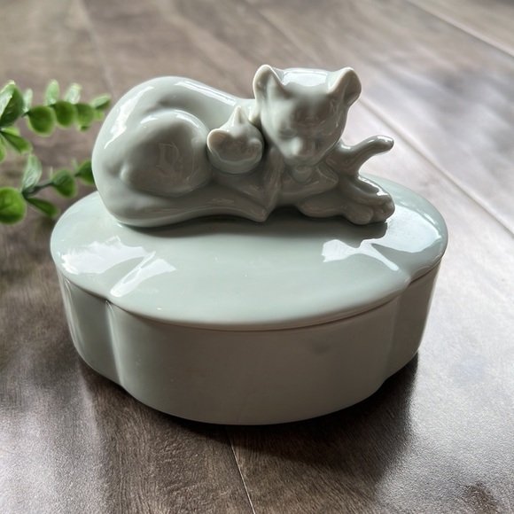 VINTAGE takahashi trinket box - cat with kitten - Picture 1 of 7